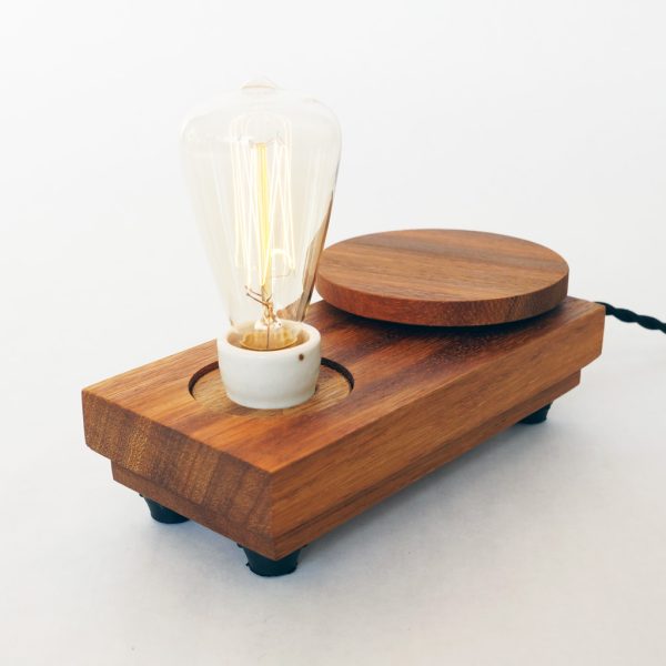 Lamp 'Schijf klein’ | Iroko hout | Edison gloeilamp | messing | stoffen snoer
